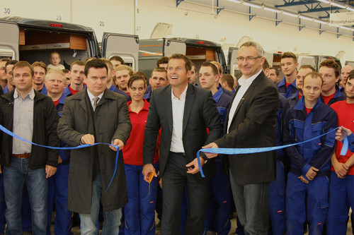 Knaus-Tabbert-Geschäftsführer Michael Tregner (Mitte) eröffnete zusammen mit dem ungarischen Geschäftsführer József Botka (links) und Werner Vaterl, Werksleiter Jandelsbrunn und Inhouse Consultant für das ungarische Werk, die modernisierte Kastenwagenproduktion.