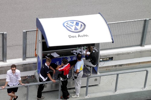 Kommandostand des Volkswagen-Teams beim 12-Stunden-Rennen von Sepang.