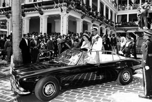 Königin Elizabeth und Prince Phillip 1972 im Jaguar XJ6 in Mauritius.