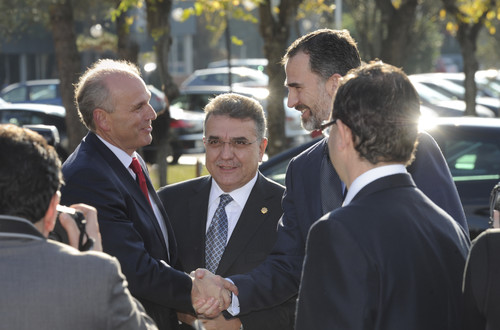 Königlicher Besuch bei Seat (v.r.)  Felipe VI., Aufsichtsratschef Francisco Javier García Sanz und Vorstandsvorsitzender Jürgen Strackmann.