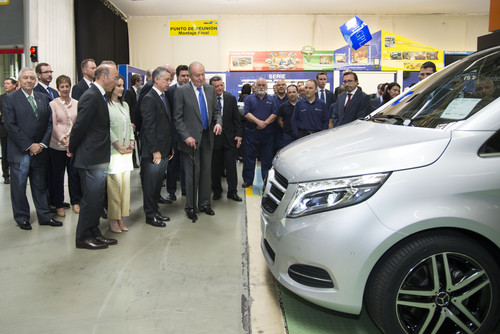 Königlicher Besuch im Mercedes-Benz-Werk Vitoria: König Juan Carlos I. (Mitte) besichtigt die Van-Montage.