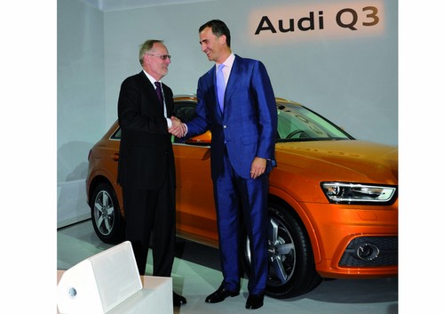Königlicher Besuch zum Produktionsstart des neuen Audi Q3 in Martorell:  Don Felipe de Borbón, Prinz von Asturien (rechts), mit Audi-Produktionsvorstand Frank Dreves.