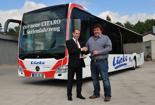 Konstantinos Tsiknas (links), Leiter Verkauf Mercedes-Benz-Omnibusse Deutschland; übergibt Geschäftsführer Uwe Lücke den ersten Citaro der neuen Generation.