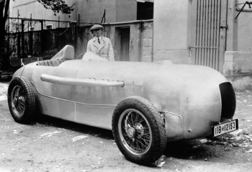 Konstrukteur Reinhard Freiherr von Koenig-Fachsenfeld am Mercedes-Benz SSKL Rennsportwagen mit Stromlinienkarosserie für das Avus-Rennen in Berlin am 22. Mai 1932.