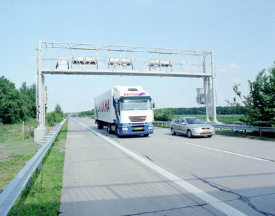 Kontrollbrücke zur Überwachung der Lkw-Maut.