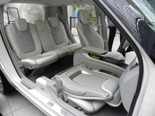 Konzeptfahrzeug von Johnson Controls international &quot;ie:3&quot;: Die Rückenlehne der Rücksitzbank lässt sich bis zu einem 45-Grad-Winkel neigen, die Sitzfläche um 15 Grad nach oben neigen. Der Vordersitz wird zur Fußstütze.