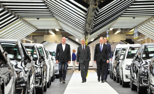 Konzernbetriebsratsvorsitzender Bernd Osterloh und VW-Chef Matthias Müller führen Niedersachsens Ministerpräsident Stephan Weil (von links) durch das Werk in Wolfsburg.
