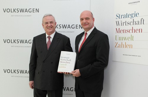 Konzernchef Prof. Dr. Martin Winterkorn (links) und Gesambetriebsratsvorsitzender Bernd Osterloh präsentieren den Nachhaltigkeitsbericht 2013.