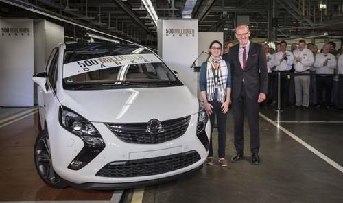 Konzernmutter General Motors feiert 500 Millionen produzierte Fahrzeuge: Opel-Chef Dr. Karl-Thomas Neumann bedankt sich bei Kundin Anna Katharina Dionysius für ihre Markentreue und übergibt ihr einen neuen Zafira Tourer 2.0 CDTI.