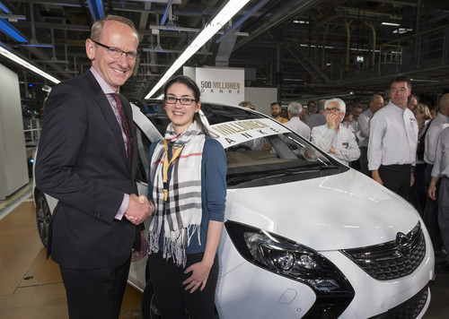 Konzernmutter General Motors feiert 500 Millionen produzierte Fahrzeuge: Opel-Chef Dr. Karl-Thomas Neumann bedankt sich bei Kundin Anna Katharina Dionysius für ihre Markentreue und übergibt ihr einen neuen Zafira Tourer 2.0 CDTI.