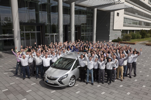 Konzernmutter General Motors feiert 500 Millionen produzierte Fahrzeuge – und Opel feiert mit treuen Kunden mit.