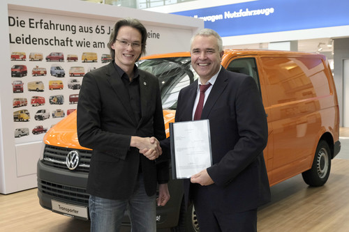 Kooperationsvereinbarung: René Fornol, Bundesvorsitzender der Junioren des Handwerks (links),und Ralf Asche, Verkauf an Zielgruppen im Vertrieb Deutschland bei Volkswagen Nutzfahrzeuge.