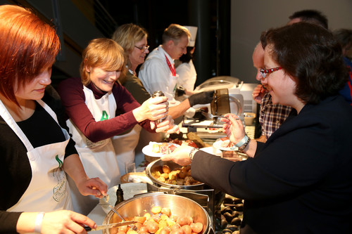 Kulinarischer Abend der Autostadt: Isabell Merdon und Barbara Dümpelfeld (v.li.) präsentieren dreierlei Kartoffeln aus der Börde Gärtnerei Erxleben.