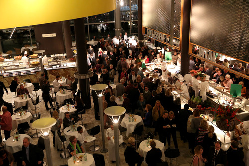 Kulinarischer Abend der Autostadt: Sofort dicht umlagert – die Probierstationen im Restaurant "Lagune".