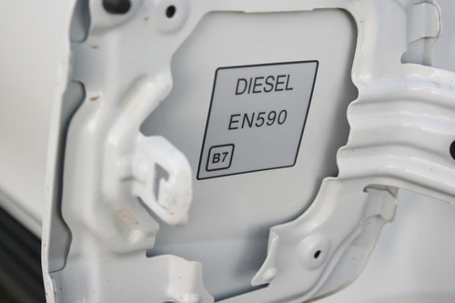 Künftig findet sich im Tankdeckel die offizielle Kraftstoffkennzeichnung, hier ein B7 in einem Quadrat für Diesel mit bis zu sieben Prozent Bioethanol. Bei Benzin ist die Kennung E5 oder E10 schwarz eingekreist.