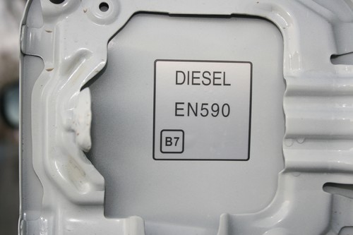 Künftig findet sich im Tankdeckel die offizielle Kraftstoffkennzeichnung, hier ein B7 in einem Quadrat für Diesel mit bis zu sieben Prozent Bioethanol. Bei Benzin ist die Kennung E5 oder E10 schwarz eingekreist.