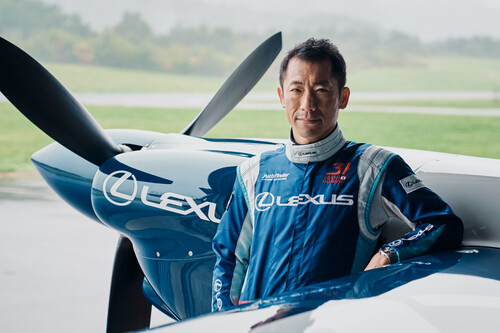 Kunstflieger Yoshihide Muroya an der Zivko Edge 540 V3 des Teams Lexus/Pathfinder Air Racing.
