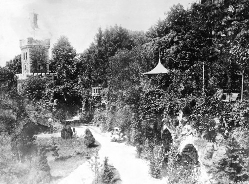 Kurpark in Cannstatt mit Daimlerturm: Oben rechts auf der Parkbank sitzt Gottlieb Daimler (ca. 1895).