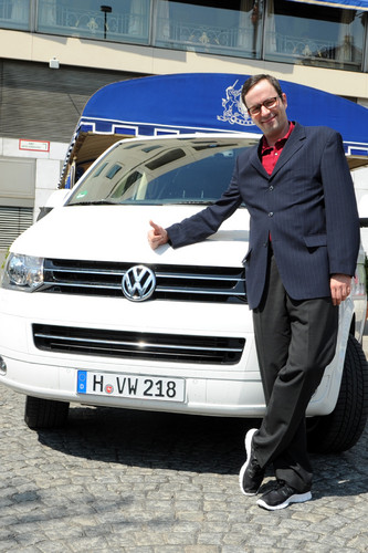 Kurt Krömer und sein Volkswagen Multivan.