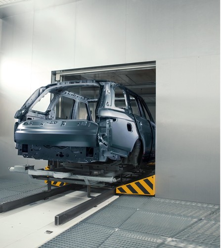 Lackiererei im Technikcenter für die Sport- und Edelschmiede Special Vehicle Operations (SVO) von Jaguar Land Rover.
