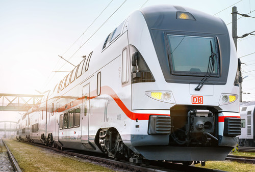 Lackiert im weißen IC-Design präsentiert sich ein Doppelstockzug, den die DB von der Westbahn aus Österreich übernommen hat.