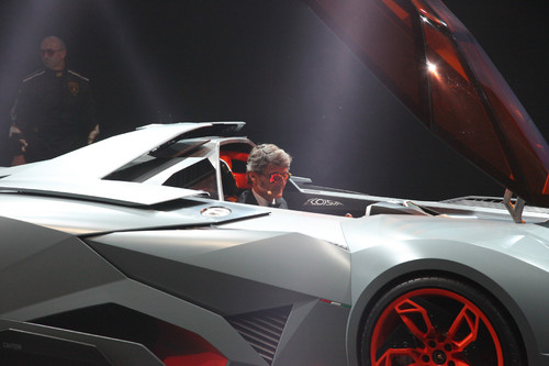 Lamborghini-Chef Stephan Winkelmann am Steuer des Egoista.
