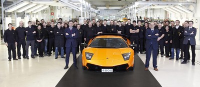 Lamborghini-Chef Stephan Winkelmann (vorne links), Werksleiter Ranieri Niccoli (rechts) und das Produktionsteam mit dem 4000. Murciélago.