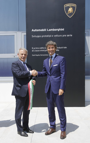 Lamborghini hat ein neues Gebäude zur Entwicklung von Prototypen und Vorserienfahrzeugen eingeweiht: Italiens Umweltminister Corrado Clini beglückwünscht Lamborghini-Chef Stephan Winkelmann zu der hohen Energieeffzienz des Neubaus.