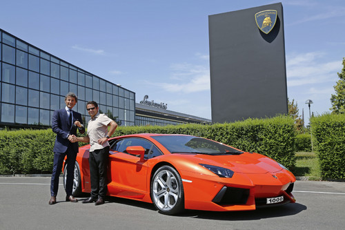 Lamborghini-Präsident Stephan Winkelmann (links) übergibt Hans Scheidecker vor dem Werk den Schlüssel für den 1000sten Aventador.