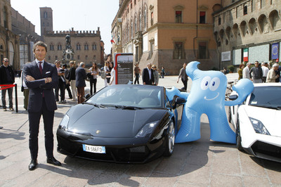 Lamborghini-Präsident Stephan Winkelmann mit HAIBAO, dem Maskottchen der Expo Shanghai, in der Altstadt von Bologna.