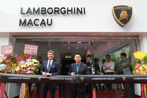 Lamborghini weitet Marke in China mit einem Showroom in Macau aus und feiert zehn Jahre in Singapur.