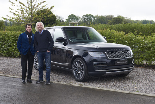 Land Rover-Chefdesigner Gerry McGovern und Virgin Galactic-Gründer Sir Richard Branson präsentieren den Range Rover &quot;Astronaut Edition&quot;.