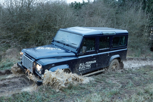 Land Rover Defender 110 als Erprobungsträger für Elektroantrieb im Gelände.