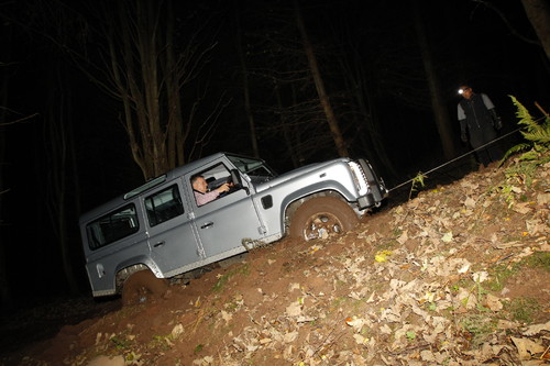 Land Rover Defender 2012: 30-Grad-Steigung im tiefen Schlamm mit Hilfe der Winde.