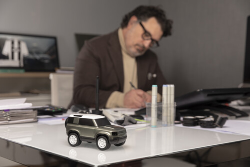 Land Rover Defender 90 Design Icon Model auf dem Schreibtisch von Designchef Massimo Frascella.