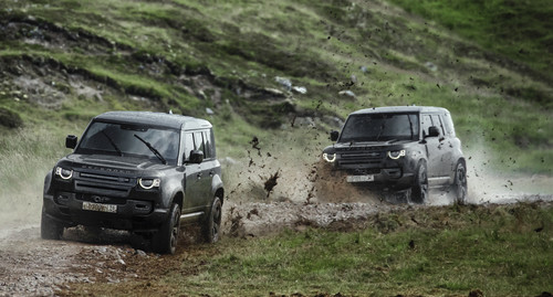 Land Rover Defender bei den Dreharbeiten zum James-Bond-Film „Keine Zeit zu sterben“. 