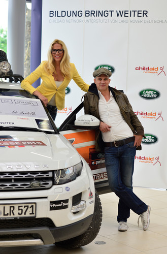 Land Rover Deutschland unterstützt die Stiftung Childaid Network mit jährlich 100 000 Euro: Projektbotschafter sind Moderatorin Sonya Kraus und Schauspieler Ralf Bauer.