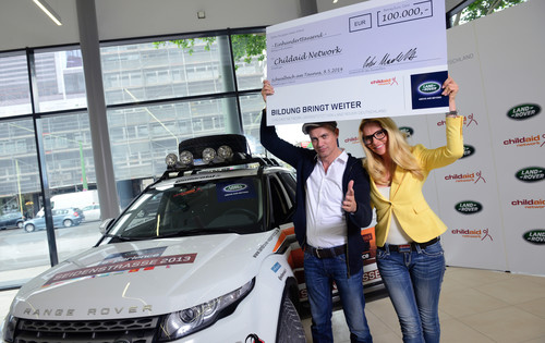 Land Rover Deutschland unterstützt die Stiftung Childaid Network mit jährlich 100 000 Euro: Projektbotschafter sind Moderatorin Sonya Kraus und Schauspieler Ralf Bauer. 