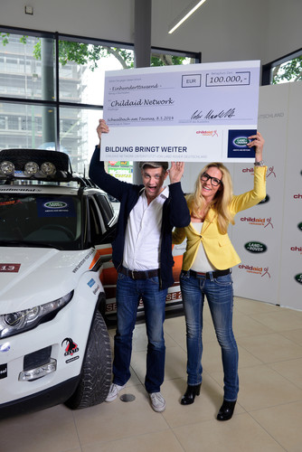 Land Rover Deutschland unterstützt die Stiftung Childaid Network mit jährlich 100 000 Euro: Projektbotschafter sind Moderatorin Sonya Kraus und Schauspieler Ralf Bauer. 