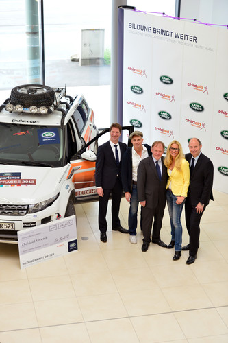 Land Rover Deutschland unterstützt die Stiftung Childaid Network mit jährlich 100 000 Euro (von links): Göran Tamm (Marketingdirektor von Jaguar Land Rover Deutschland), Ralf Bauer, Dr. Martin Kasper (Stiftungsvorstand Childaid Network), Sonya Kraus und Christian Uhrig (Marketingleiter von Land Rover Deutschland).