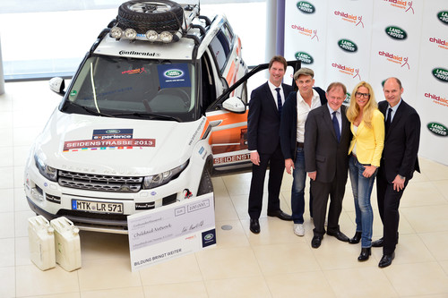 Land Rover Deutschland unterstützt die Stiftung Childaid Network mit jährlich 100 000 Euro (von links): Göran Tamm (Marketingdirektor von Jaguar Land Rover Deutschland), Ralf Bauer, Dr. Martin Kasper (Stiftungsvorstand Childaid Network), Sonya Krausn und Christian Uhrig (Marketingleiter von Land Rover Deutschland).