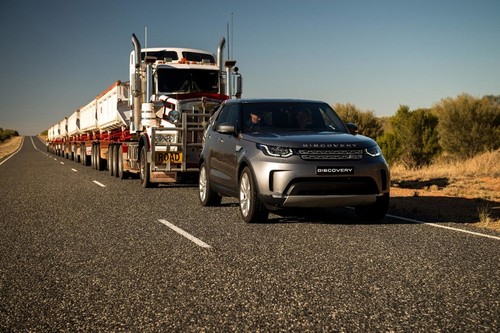 Land Rover Discovery mit Road Train im Schlepp.