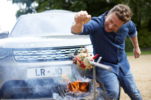 Land Rover Discovery von Starkoch Jamie Oliver: Der Drehspieß wird über einen Nebenabtrieb bewegt.