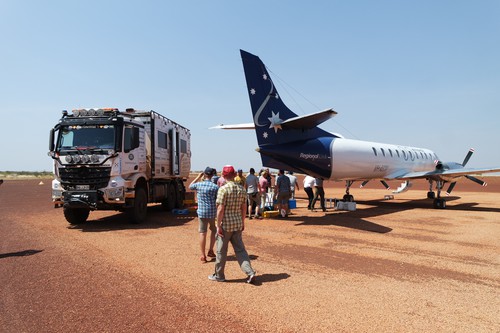 Land Rover Experience Australia 2015: Auf zum Entladen der Flugzeuge.