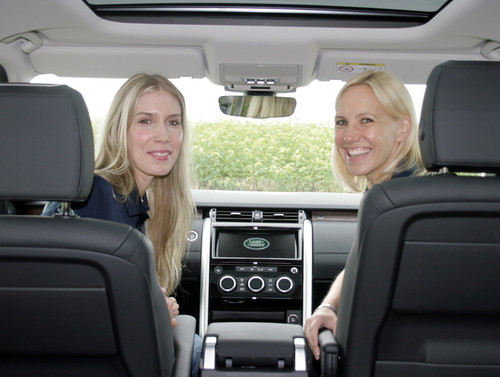 Land-Rover-Experience-Tour 2017: Jennifer Mathwig (l.) und Judith Schneider.