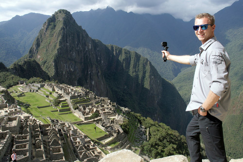 Land-Rover-Experience-Tour 2017: Marcel Illner konserviert seine Erinnerungen an Machu Picchu per Video-Kamera.
