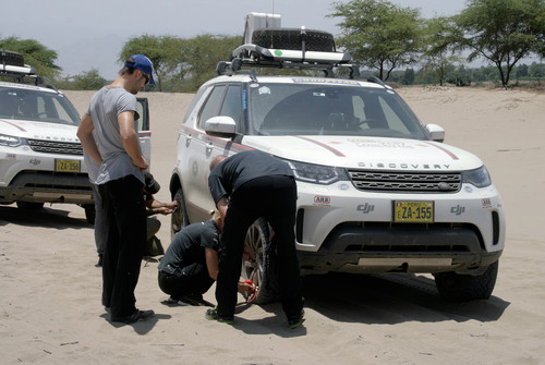 Land-Rover-Experience-Tour 2017: Reduzierter Reifendruck macht den Land Rover Discovery fit für die Wüste.
