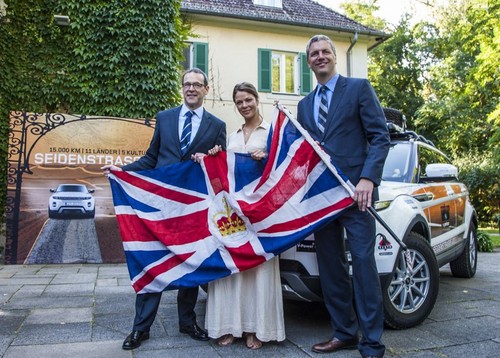 Land Rover Experience-Tour: Start in Berlin mit dem britischen Botschafter  Simon McDonald, Schauspielerin Jessica Schwarz und dem Geschftsführer von Jaguar Land Rover in Deutschland, Peter Modelhart (von links).