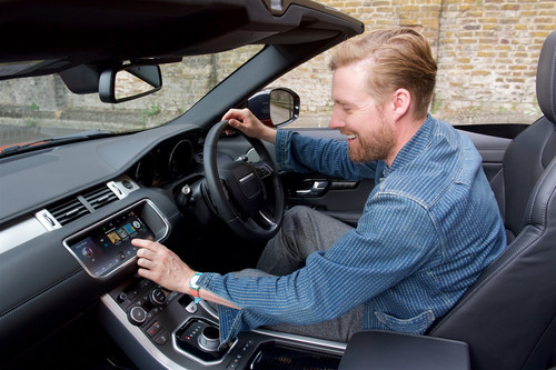 Land Rover holt Spotify ins Auto: Ricky Wilson von den Kaisers Chiefs stellte vor der offiziellen Markteinführung eine persönliche Spotify-Liste seiner Lieblingssongs für Autofahrten zusammen und spielte sie während einer Ausfahrt im Range Rover Evoque Cabriolet ab.