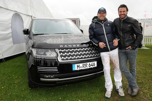 Land-Rover-Markenbotschafter und Polo-Fans Heino Ferch und Stephan Luca mit dem Range Rover.